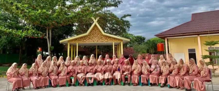 Keluarga besar MTsN 2 Rokan Hulu